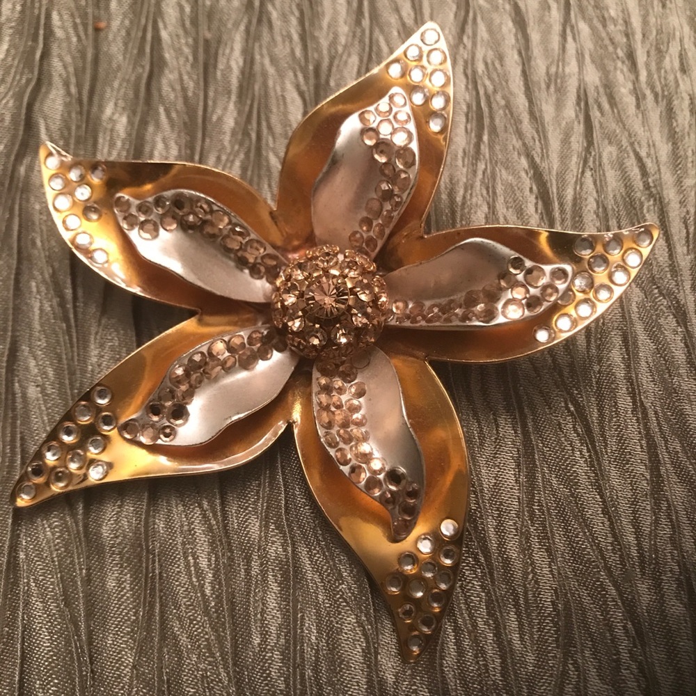 AVON GOLDTONE DOUBLE LEVEL FLOWER BROOCH.